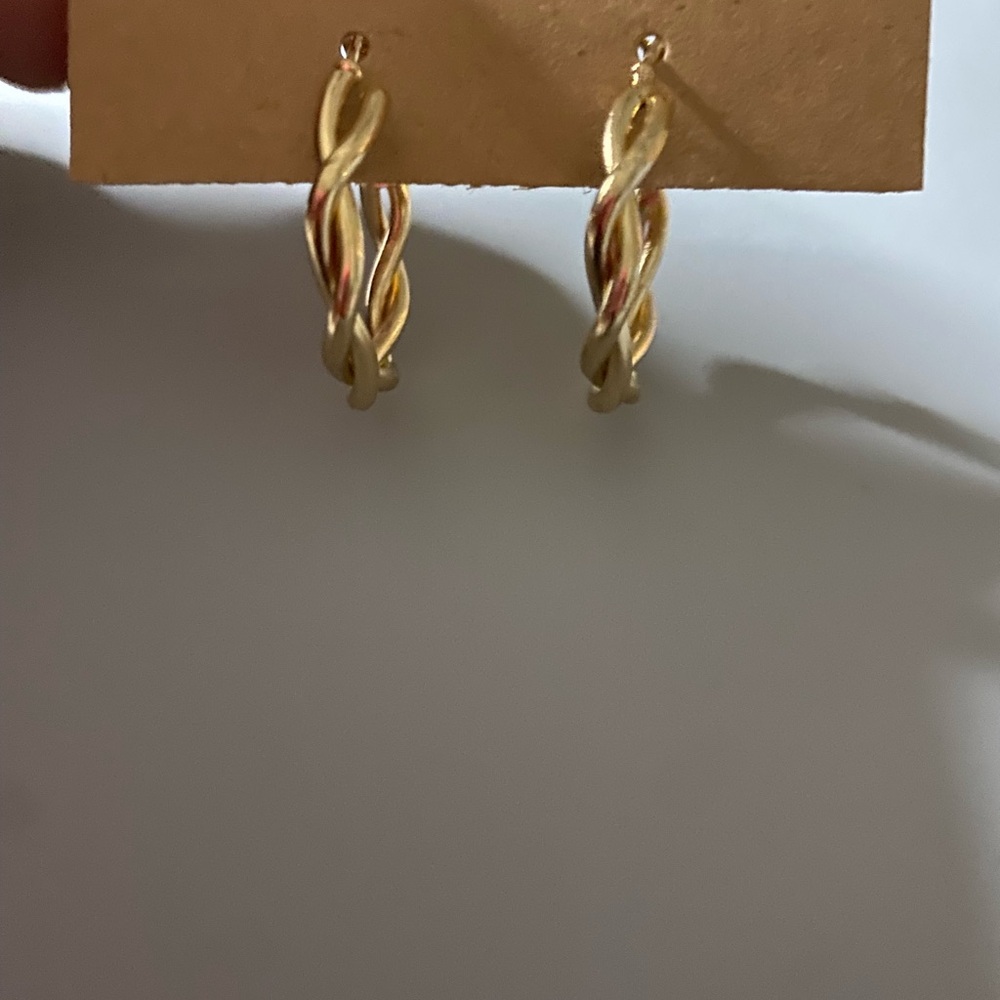Elegant small Gold Twisted Hoop Earrings - Picture 2 of 2